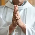 Robo a sacerdote.