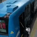 Cámaras de seguridad registraron el momento en que varios hombres portando machetes intimidaron a los pasajeros de una presunta ruta alimentadora en el barrio Britalia, localidad de Kennedy.