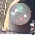 Momento en que llegan los delincuentes en las motos.