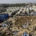 Un bombardeo israelí contra un campamento de desplazados en Gaza causa un cráter inmenso y destruye una veintena de tiendas, este 1 de julio