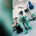 Momentos de pánico en el HUV. La anestesióloga y su compañero, protegiendo a su paciente.