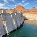 El nivel mínimo operativo que se intenta preservar en el lago Powell es de 3.510 pies (1.070 metros aproximadamente) para garantizar la operación confiable de la presa Glen Canyon.
