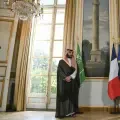 El presidente de Francia, Emmanuel Macron (derecha), y el príncipe heredero de Arabia Saudí, Mohammed bin Salman