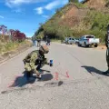 Soldados eliminando los grafitis alusivos al Eln.