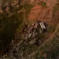 Bus escolar con decenas de estudiantes cae de un precipicio en plena excursión en Cabo Verde.