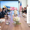 Actores con discapacidad visual reconstruyen la memoria del Palacio de Justicia en una obra pionera en Latinoamérica
