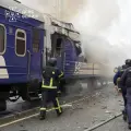 Bomberos extinguiendo un incendio en un vagón de tren dañado por un ataque con dron cerca de la frontera con Polonia.