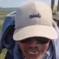 El agricultor sobrevoló sus terrenos suspendido de una aeronave de gran tamaño.