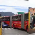Accidente en avenida calle 26 entre TransMilenio y carro
