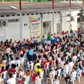 Los familiares cuestionaron que sus hijos tuvieran que dibujar las insignias de las Farc y el ELN como parte de una actividad escolar.