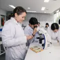 La Luna podría esconder rastros de tecnología extraterrestre: científicos proponen buscarlos en su polvo