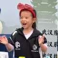 Una niña china de 6 años estableció un nuevo récord mundial femenino al resolver cubos de Rubik