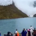 El desprendimiento fue captado por visitantes que se encontraban cerca de la laguna.