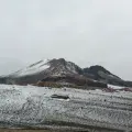 Las precipitaciones dejaron una postal blanca en la montaña.