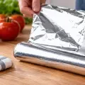 Comparando los lados del papel aluminio