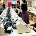 Personal del Tribunal Electoral Regional de Amazonas prueba máquinas de votación electrónica en Manaos (Brasil) el 8 de julio.