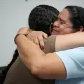 El abrazo entre madre e hija, quienes se reencontraron después de 33 años.