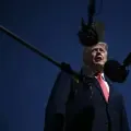 El presidente estadounidense Donald Trump habla con miembros de la prensa antes de abordar el Air Force One en la Base Conjunta Andrews, Maryland, el 25 de octubre de 2026.