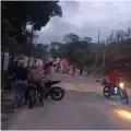 Motobomba en la vía Panamericana. Volaron peaje en el Cauca.