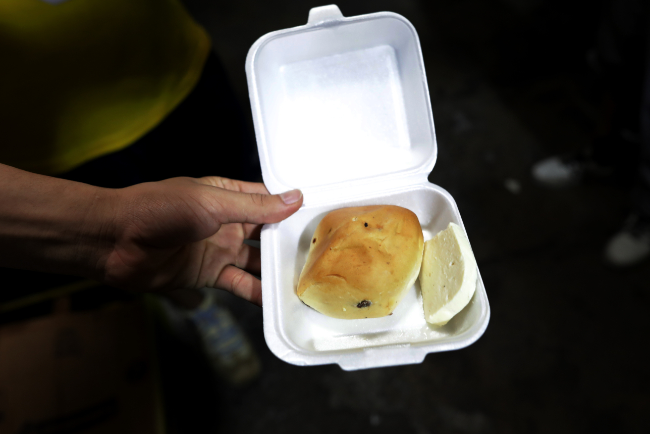 Ración de comida en estación de Policía de Ciudad Bolívar, en Bogotá