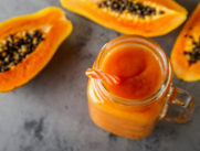 La papaya se puede tomar en batidos.