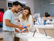 Persona comprando tecnolog??a