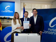 Carlos Felipe Córdoba inscribiendo su precandidatura por el Partido Conservador.