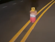 Un cilindro con emblemas de las disidencias de las Farc fue instalado en la vía Cali - Buenaventura a la altura del municipio de La Dagua.