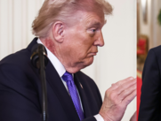 Donald Trump fue visto con un sarpullido en el cuello.