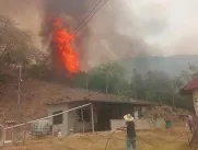 Por contados metros el fuego estuvo a punto de llegar a una vivienda con techo de paja.