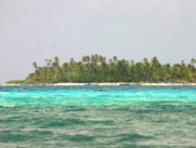 Jhonny Cay, San Andrés. Este parque regional es administrado por Coralina (Corporación para el Desarrollo Sostenible del Archipiélago de San Andrés, Providencia y Santa Catalina). Es de resaltar que la mayoría de los residuos sólidos orgánicos –cocos, restos de comida y de pescado– se aprovechan y que las aguas residuales de los baños se tratan en el cayo.