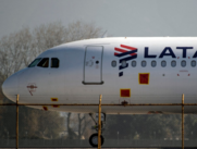 Un avi??n de LATAM Airlines en la pista del Aeropuerto Internacional de Santiago.