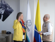 La senadora Clara López en la Registraduría.