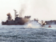 Unas patrulleras y un buque iraní participan en unas maniobras navales en las aguas del Golfo Pérsico, en el sur de Irán, en una imagen de archivo.