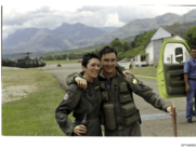Ghislaine Maxwell y coronel (r) Julio César Londoño Giraldo, instructor de pilotos militares, con uniforme de la FAC.