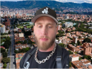 Chet Hanks, hijo de Tom Hanks, quedó varado en Medellín por problemas con su documentación.