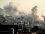 El humo se eleva desde el lugar de un ataque aéreo israelí que tuvo como objetivo las oficinas de Al-Qard al-Hassan, una institución financiera vinculada a Hezbolá.