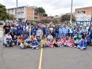 Integrantes y beneficiarios de la Fundación Tejer Vida durante una jornada comunitaria en Bogotá.