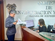 Claudia López radica denuncia contra presidente Petro en la Comisión de Acusaciones.