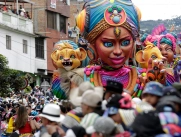 Cali, Colombia 06 enero 2026 Con el desfile Magno, donde 13 enormes carrozas, junto a comparsas, murgas, y disfraces individuales, engalanaron la senda del Carnaval de Negros y Blancos en Pasto. Fue un trabajo de muchos meses, donde los maestros y artesanos plasmaron en sus obras lo mítico, sagrado, cultural y ambiental de Pasto y Nariño. Crédito: CEET Fotógrafo: JUAN PABLO RUEDA