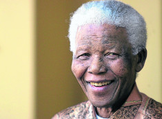 La hija menor de Nelson Mandela, Zindzi Mandela, publicará el 28 de junio en todo el mundo un libro ilustrado para los niños, con motivo del centenario del nacimiento del expresidente sudafricano. El libro "Abuelito Mandela", repasa la vida del Nobel de la Paz. El libro será publicado, además de Sudáfrica, en Estados Unidos, Brasil, Reino Unido, Francia o Italia, entre otros.