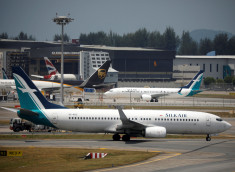 Foto de archivo muestra a avión Boeing 737 Max de Silkair cerca de los hangares en el aeropuerto Changi de Singapur.
