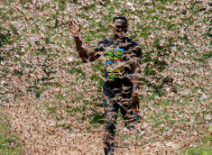 El paso sobre el océano Índico de dos ciclones tropicales creó las condiciones propicias de reproducción para estos insectos, que requieren suelos húmedos donde depositar sus huevos.