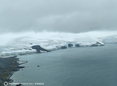 El cruce desde Punta Arenas (Chile) a la Isla Rey Jorge (Antártida) es un recorrido de 671 millas náuticas en las que se sobrevuela el 'pasaje de Drake', el tramo de mar que separa América del Sur de la Antártida.