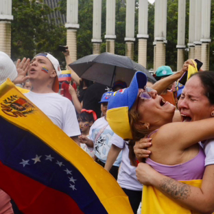 Cientos de venezolanos se reunieron en Medellín para celebrar la captura de Nicolás Maduro.