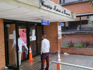 Debido a la pandemia, las sedes judiciales del país mantienen un acceso restringido. En la foto los juzgados de Paloquemao.