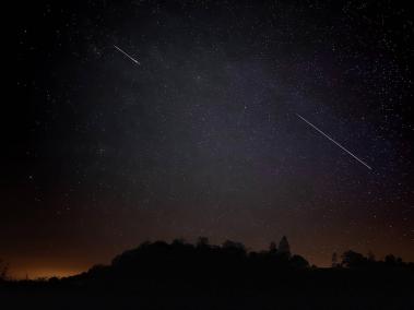 Las lluvias de estrellas se producen cuando min??sculas part??culas de polvo, procedentes de alg??n cometa, entran en la atm??sfera terrestre.