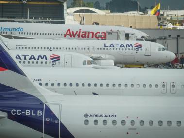 Afectados esperan respuestas por parte de diferentes aerolíneas para ser reubicados en diferentes vuelos , tras el incidente presentado en la pista del aeropuerto El Dorados anoche que dejó una avión averiado en su tren de aterrizaje. Bogotá 16 de agosto del 2024 . Foto MAURICIO MORENO CEET EL TIEMPO