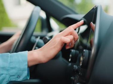 Panta t??ctil en un carro.