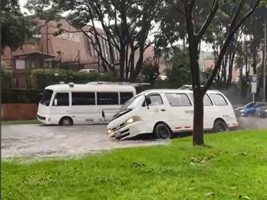 Lluvias en Bogotá este viernes colapsaron el tráfico por inundaciones en la ciudad.